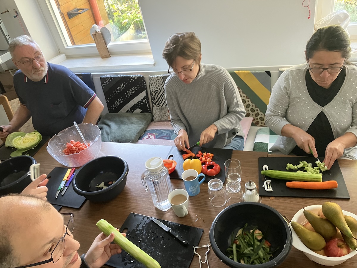 Gemeinsames Gemüse-Schnippeln in der Küche im Stadtgarten Bebelhof